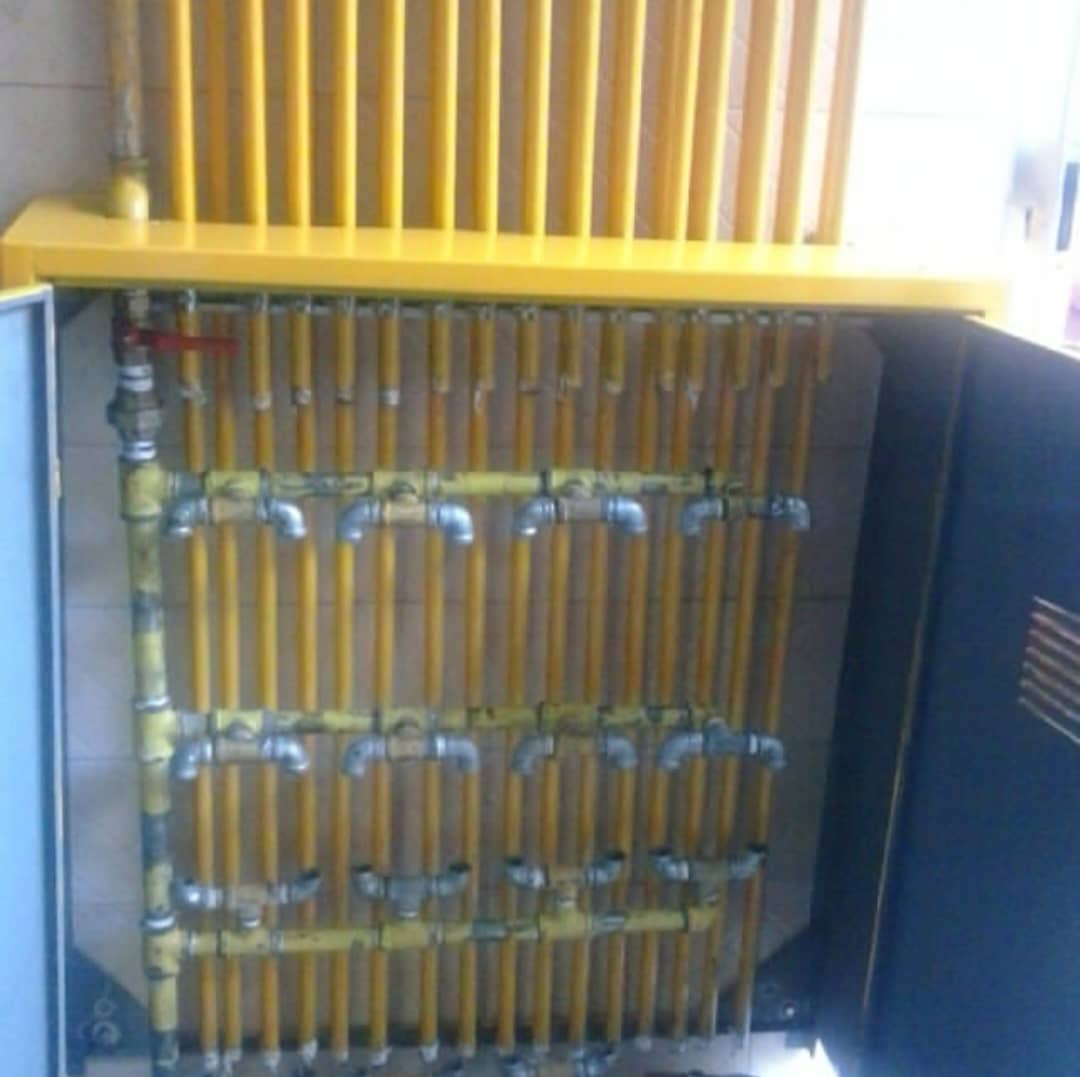 Colector de múltiples líneas de gas instalado en gabinete