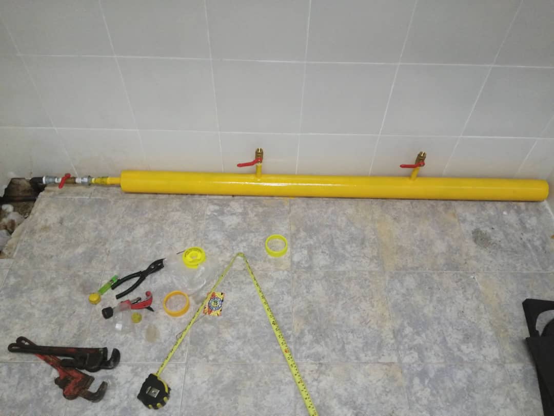 Línea interna amarilla de gas recién instalada