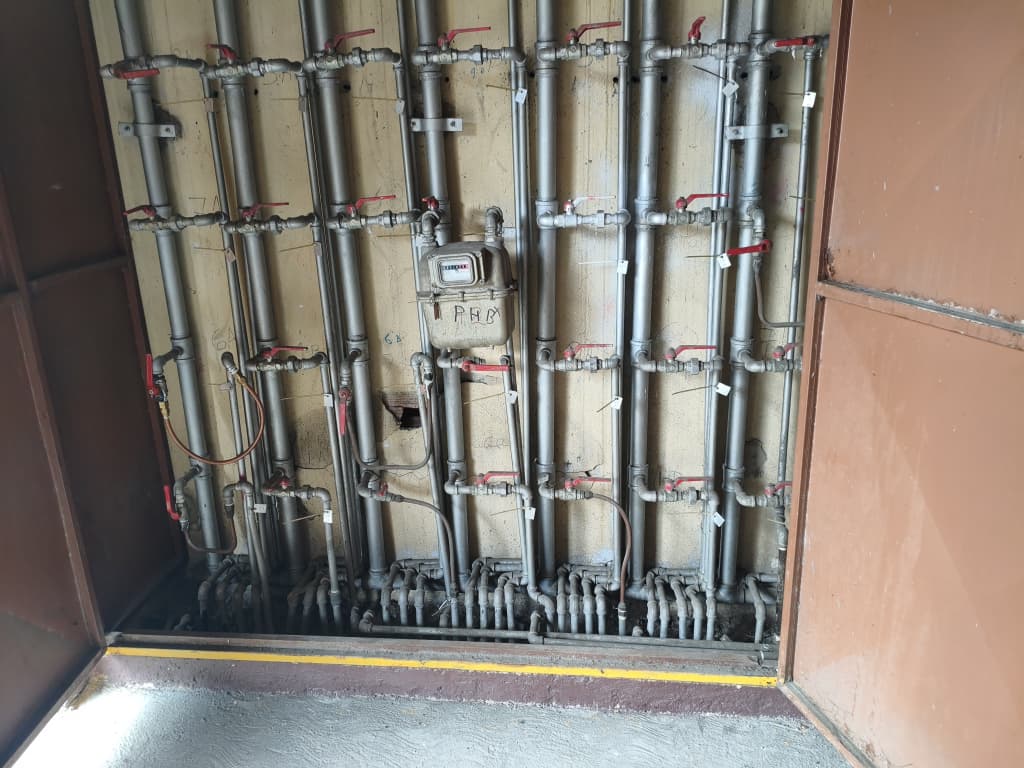Red completa de distribución de gas instalada en un edificio